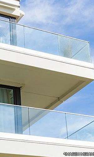 Fechamento de sacada em vidro temperado Fechamento de sacada em vidro temperado