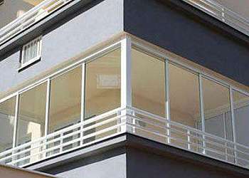 Fechamento de varanda com vidro temperado Fechamento de varanda com vidro temperado