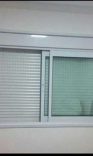 Janela com persiana embutida Janela com persiana embutida