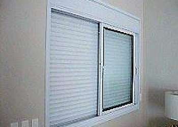 Janela integrada com persiana de enrolar Janela integrada com persiana de enrolar