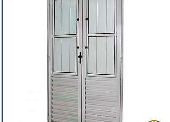 Fechamento em vidro temperado Fechamento em vidro temperado